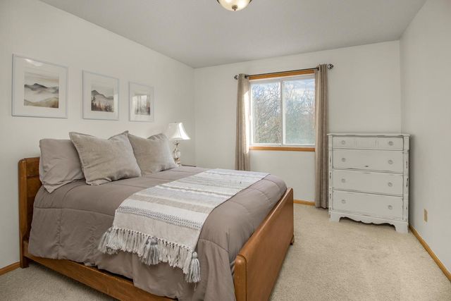 7050 49th Street N, Oakdale, MN 55128