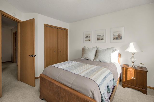 7050 49th Street N, Oakdale, MN 55128