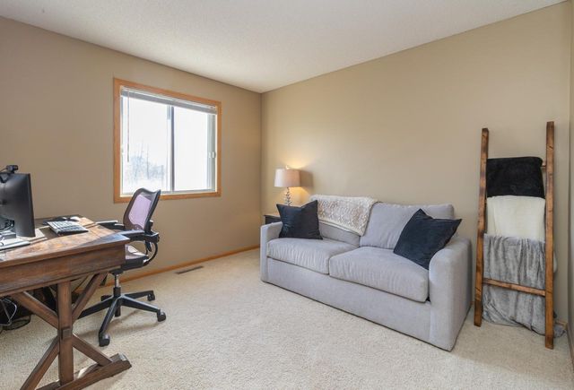 7050 49th Street N, Oakdale, MN 55128