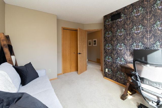 7050 49th Street N, Oakdale, MN 55128