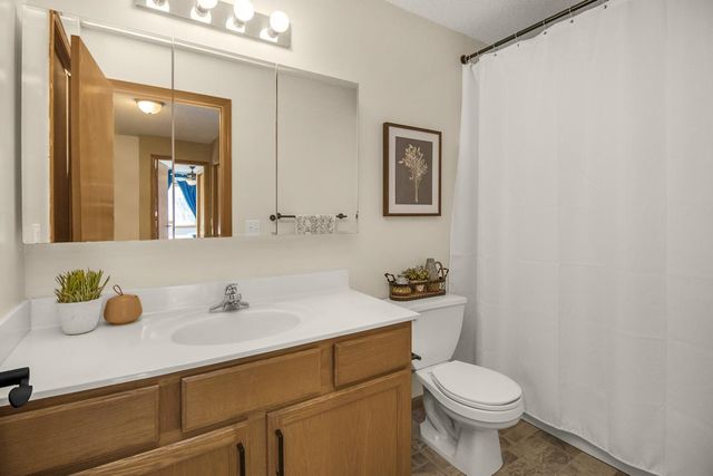 7050 49th Street N, Oakdale, MN 55128