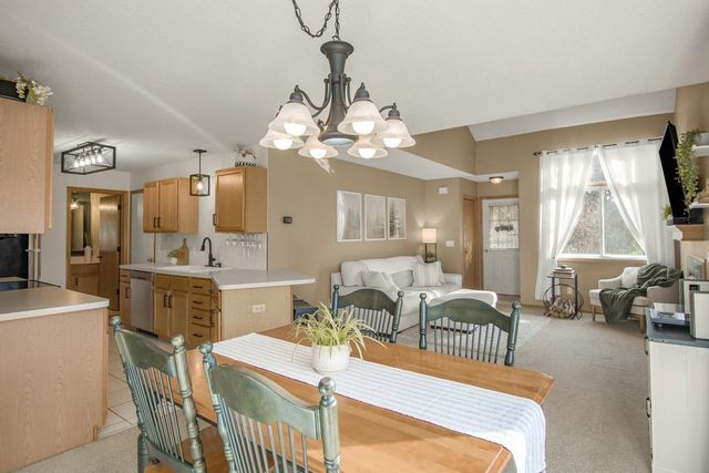 7050 49th Street N, Oakdale, MN 55128