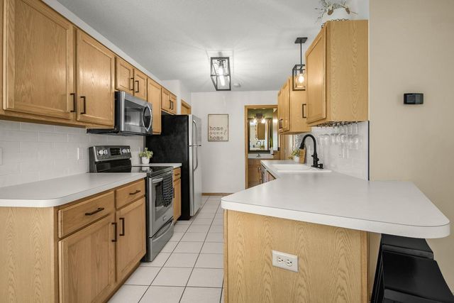 7050 49th Street N, Oakdale, MN 55128