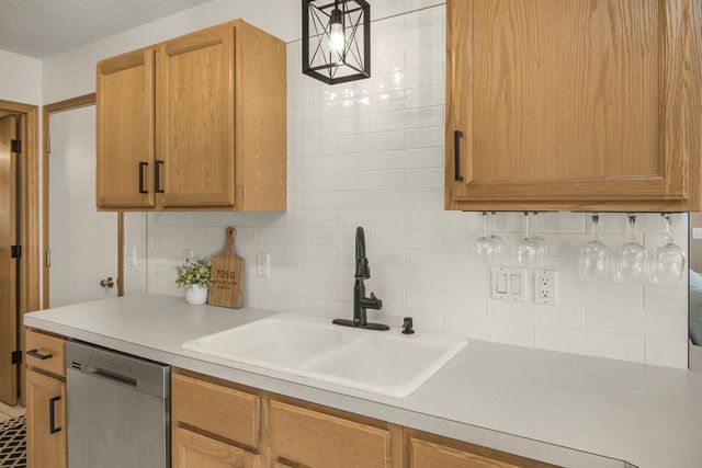 7050 49th Street N, Oakdale, MN 55128