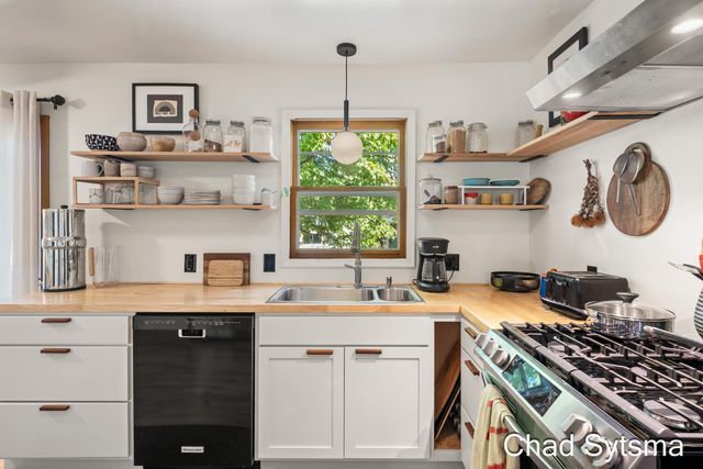 1827 Millbrook Street Se, City Of Grand Rapids, MI 49508