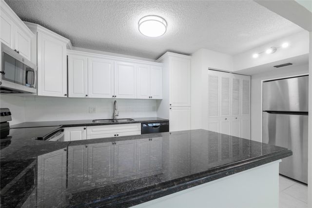 711 Sunny Pine Way B-2, Greenacres, FL 33415