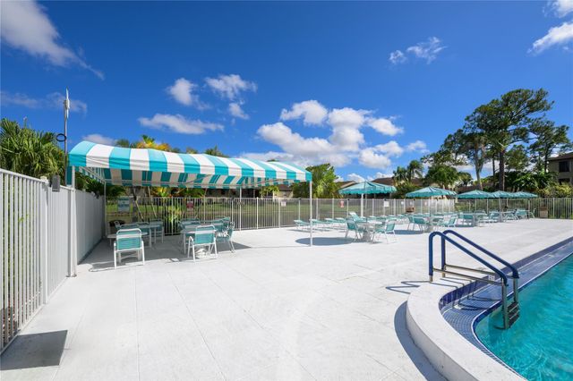 711 Sunny Pine Way B-2, Greenacres, FL 33415