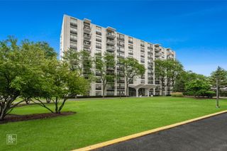 9001 Golf Road 3C, Des Plaines, IL 60016