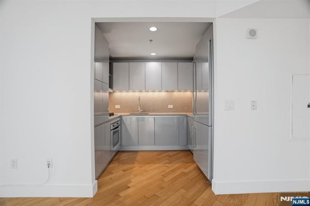 77 Hudson Street 2002, Jersey City, NJ 07302