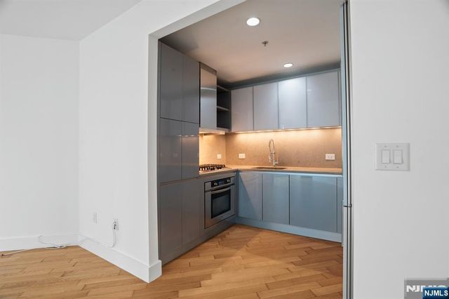 77 Hudson Street 2002, Jersey City, NJ 07302