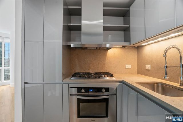 77 Hudson Street 2002, Jersey City, NJ 07302