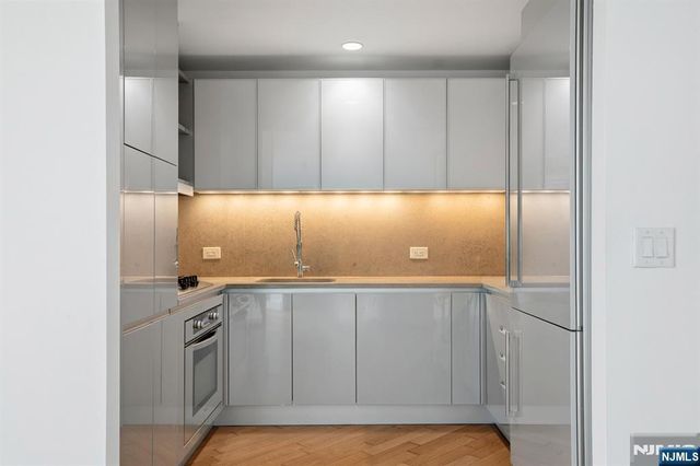 77 Hudson Street 2002, Jersey City, NJ 07302