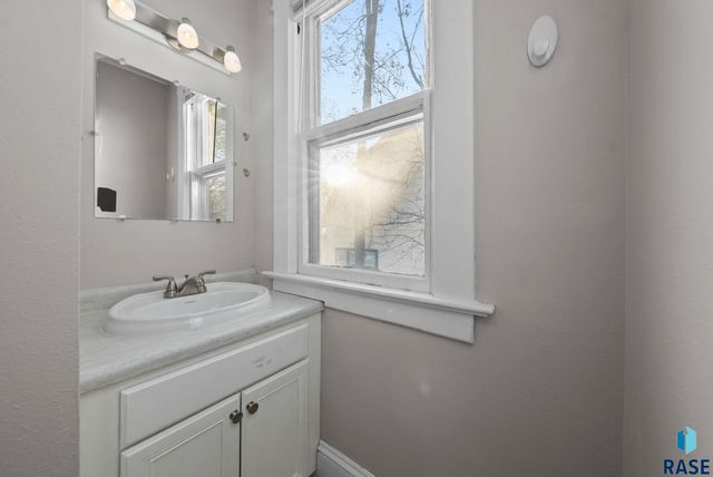 610 S 1st Ave Avenue, Sioux Falls, SD 57104