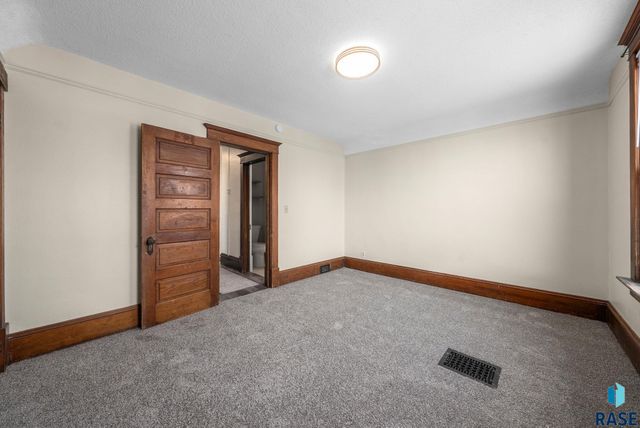 610 S 1st Ave Avenue, Sioux Falls, SD 57104