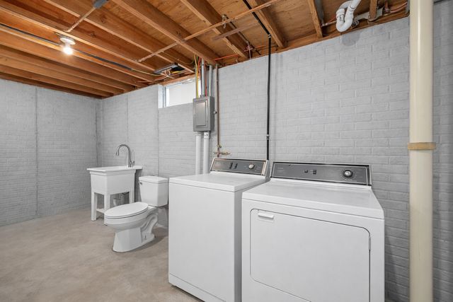 222 S Park View Drive, Park View, IA 52748