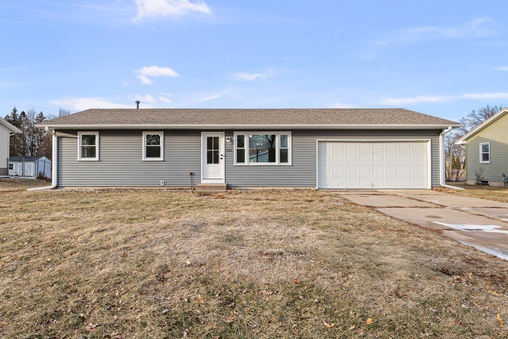 222 S Park View Drive, Park View, IA 52748