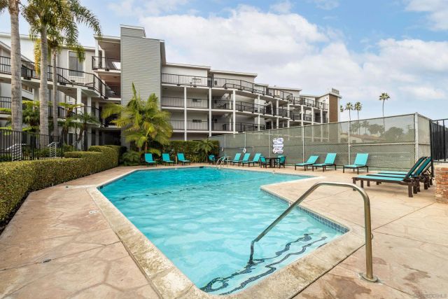 8110 El Paseo Grande 401, La Jolla, CA 92037