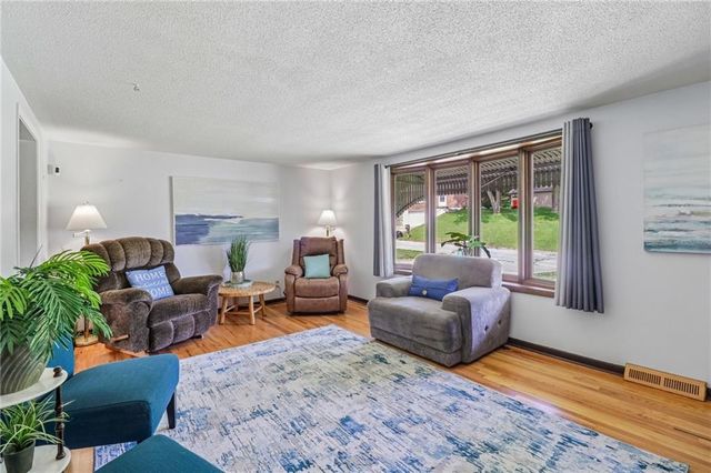 5113 Ridgewood Drive, Kansas City, MO 64151