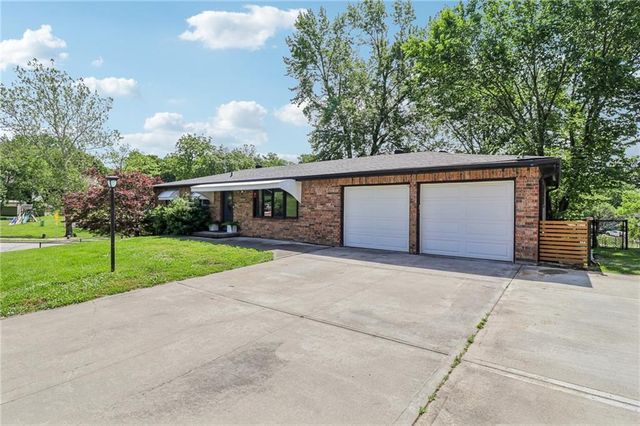 5113 Ridgewood Drive, Kansas City, MO 64151