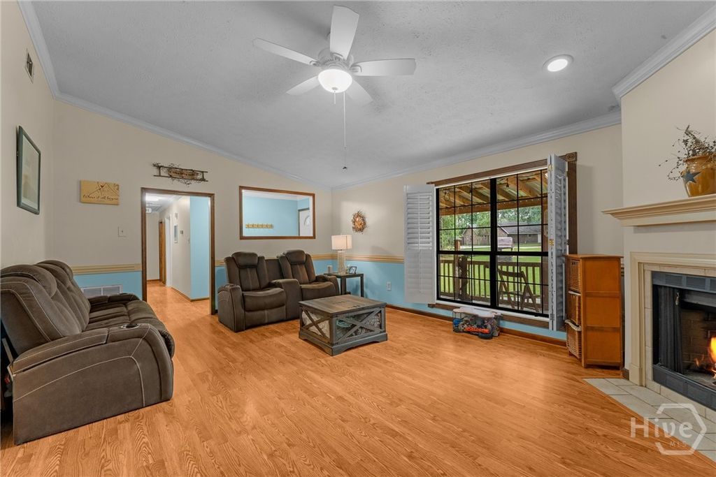 Image 11 of property listing at 177 Bea Road, Richmond Hill, GA 31324