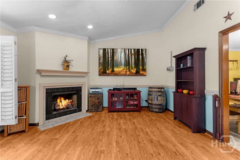 Image 13 of property listing at 177 Bea Road, Richmond Hill, GA 31324