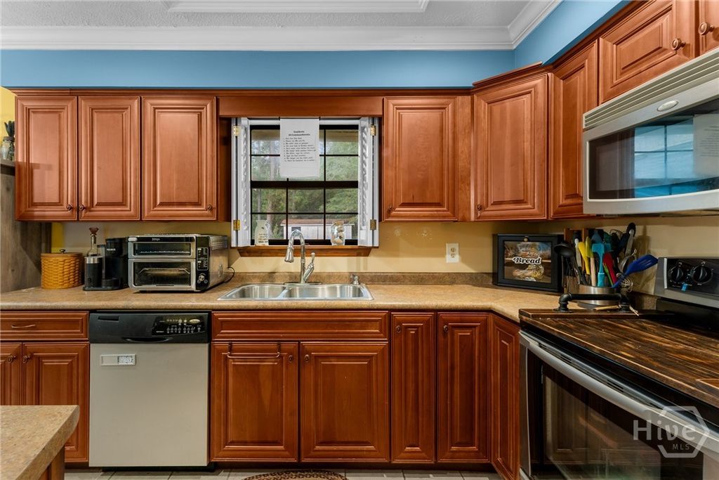 Image 17 of property listing at 177 Bea Road, Richmond Hill, GA 31324