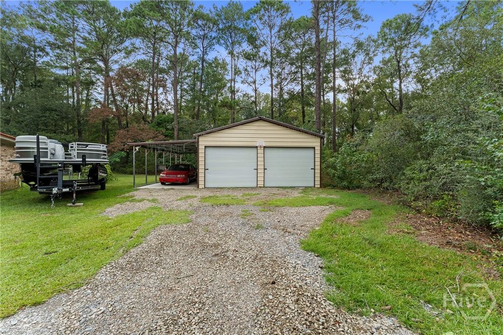 Image 5 of property listing at 177 Bea Road, Richmond Hill, GA 31324