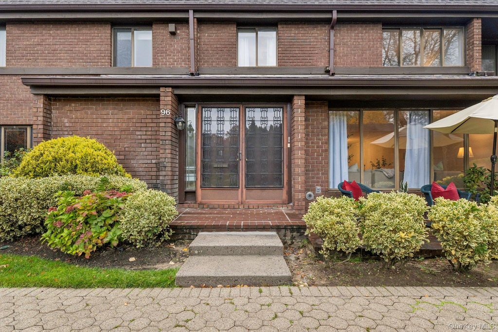 96 Acorn Ponds Drive, Roslyn, NY 11576