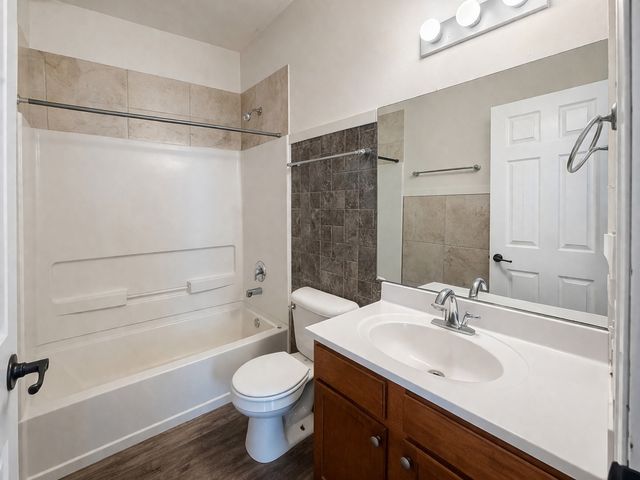255 Bartlett Place, Elgin, IL 60120