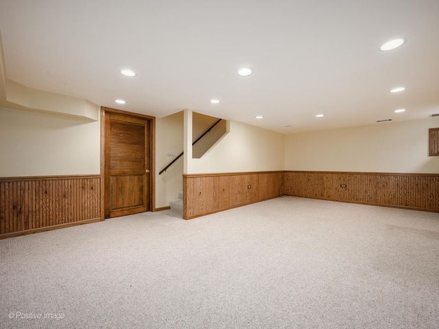 1327 Shagbark Lane, Wheaton, IL 60187