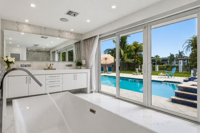 33 Oregon Lane, Boca Raton, FL 33487