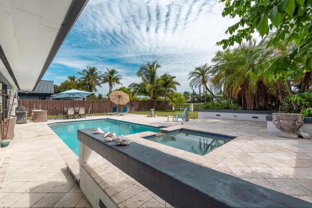 33 Oregon Lane, Boca Raton, FL 33487