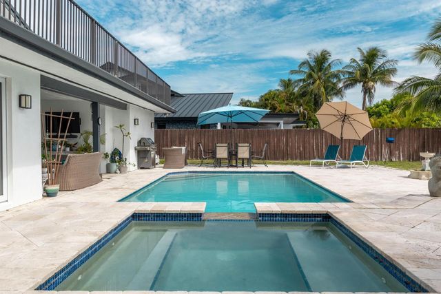 33 Oregon Lane, Boca Raton, FL 33487