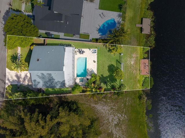 33 Oregon Lane, Boca Raton, FL 33487