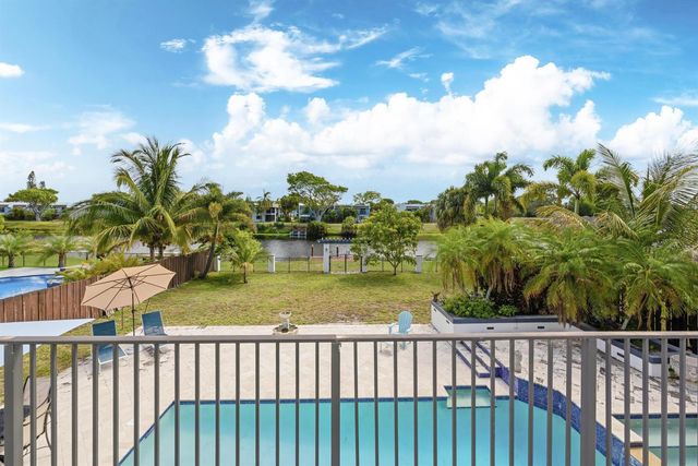 33 Oregon Lane, Boca Raton, FL 33487