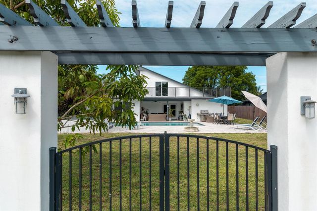 33 Oregon Lane, Boca Raton, FL 33487