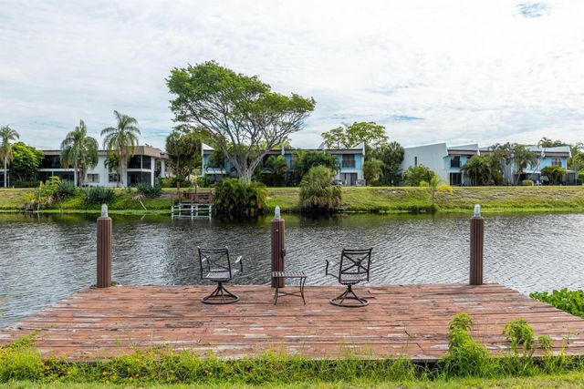 33 Oregon Lane, Boca Raton, FL 33487