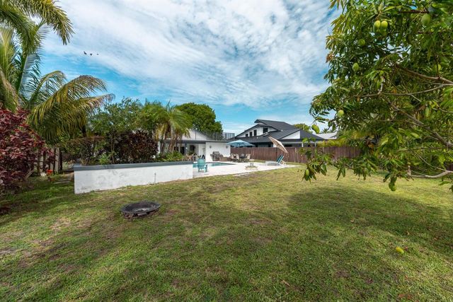 33 Oregon Lane, Boca Raton, FL 33487