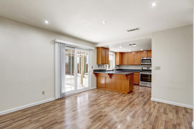 6932 Springmont Dr, Elk Grove, CA 95758