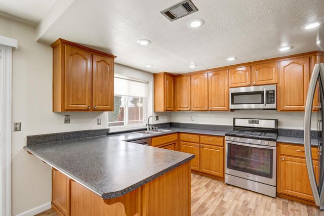 6932 Springmont Dr, Elk Grove, CA 95758