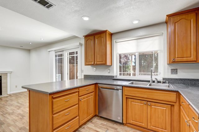6932 Springmont Dr, Elk Grove, CA 95758