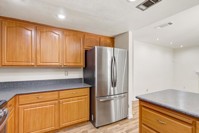 6932 Springmont Dr, Elk Grove, CA 95758