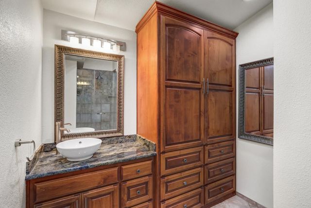 6932 Springmont Dr, Elk Grove, CA 95758