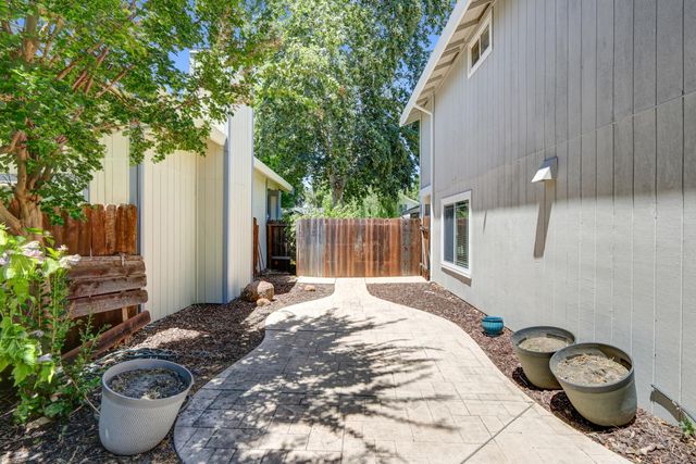 6932 Springmont Dr, Elk Grove, CA 95758