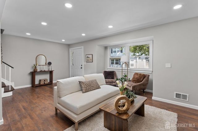 27 davids Court, South Brunswick, NJ 08810