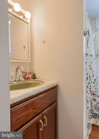 1075 PRINCESS DR, Harrisburg, PA 17113