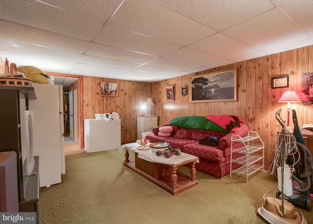 1075 PRINCESS DR, Harrisburg, PA 17113