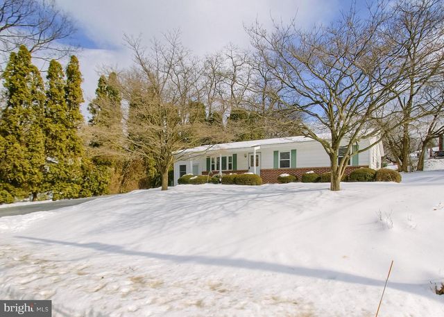 1075 PRINCESS DR, Harrisburg, PA 17113