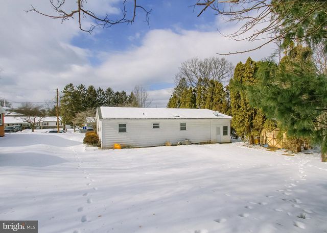 1075 PRINCESS DR, Harrisburg, PA 17113