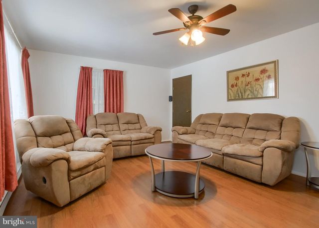 1075 PRINCESS DR, Harrisburg, PA 17113